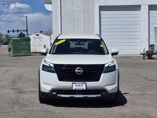 Pearl White Tricoat 2023 Nissan Pathfinder SL 4WD