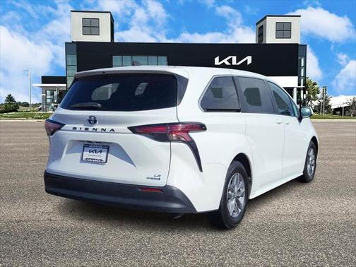2022 Toyota Sienna LE