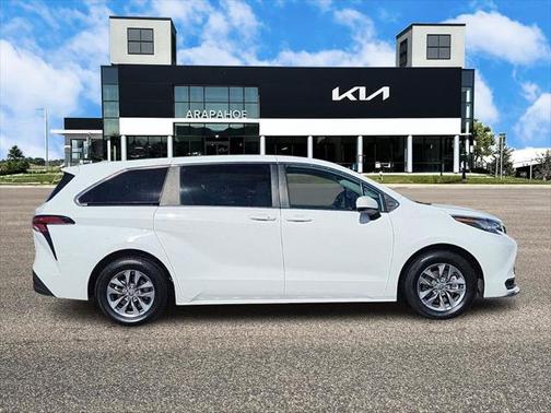 2022 Toyota Sienna LE