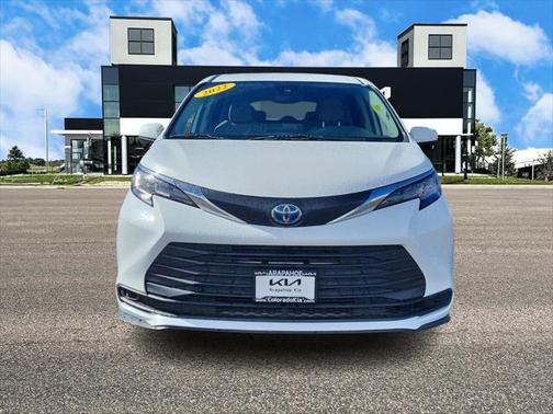 2022 Toyota Sienna LE