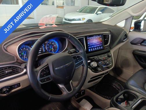 Brilliant Black Crystal Pearlcoat 2017 Chrysler Pacifica Touring-L