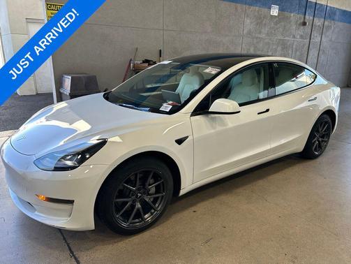 Pearl White Multi-Coat 2023 Tesla Model 3 Standard Range