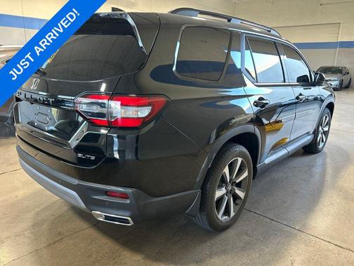 Crystal Black Pearl 2024 Honda Pilot Elite