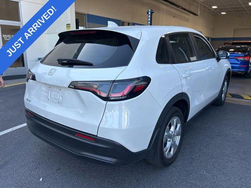 Platinum White Pearl 2024 Honda HR-V LX