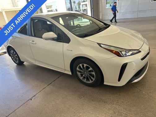 Blizzard Pearl 2020 Toyota Prius L