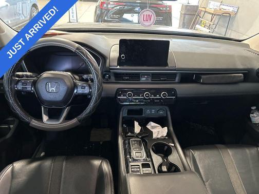 Crystal Black Pearl 2024 Honda Pilot EX-L 7 Passenger