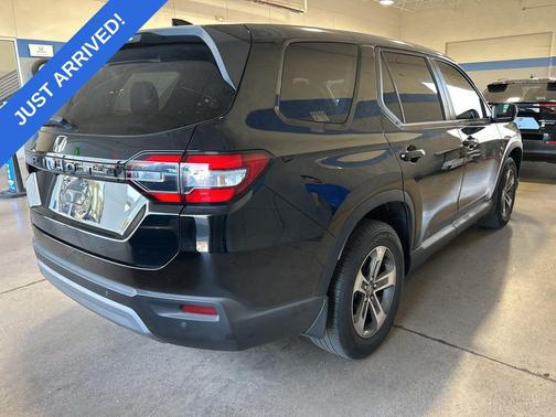 Crystal Black Pearl 2024 Honda Pilot EX-L 7 Passenger