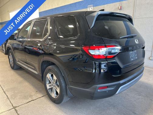 Crystal Black Pearl 2024 Honda Pilot EX-L 7 Passenger