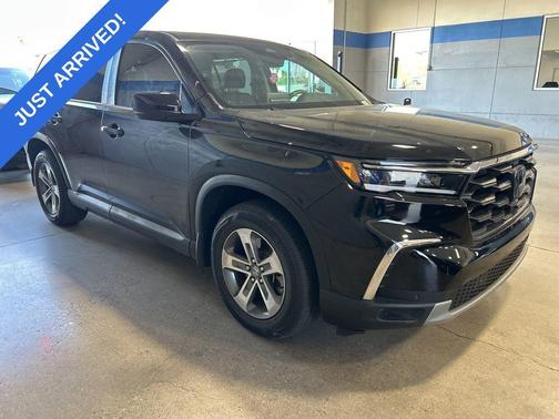 Crystal Black Pearl 2024 Honda Pilot EX-L 7 Passenger