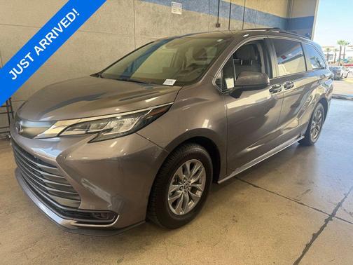 2022 Toyota Sienna LE
