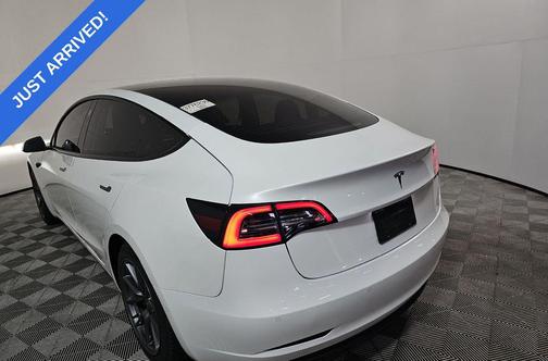 Pearl White Multi-Coat 2022 Tesla Model 3 Standard Range