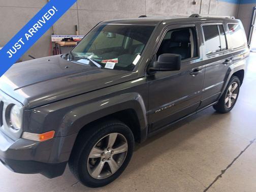 Granite Crystal Metallic Clearcoat 2017 Jeep Patriot High Altitude