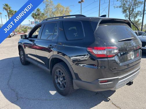 Crystal Black Pearl 2025 Honda Pilot TrailSport
