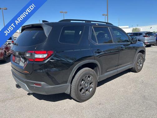 Crystal Black Pearl 2025 Honda Pilot TrailSport