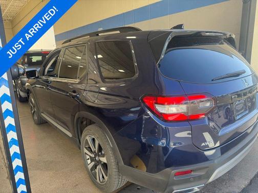 Obsidian Blue Pearl 2025 Honda Pilot Touring 8-Passenger