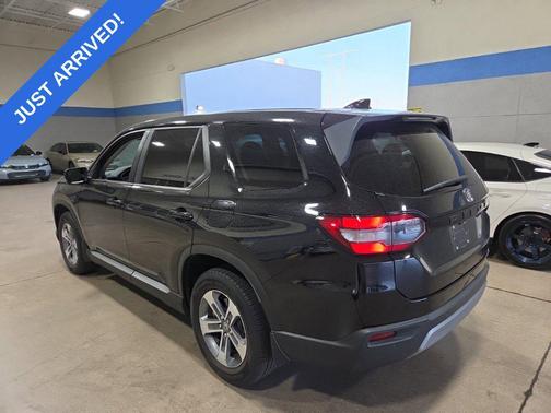 Crystal Black Pearl 2024 Honda Pilot EX-L 7 Passenger