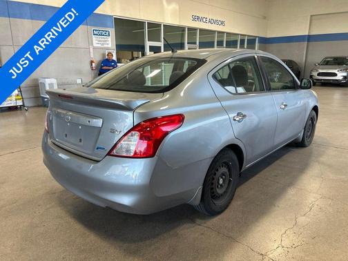 Magnetic Gray Metallic 2014 Nissan Versa 1.6 SV
