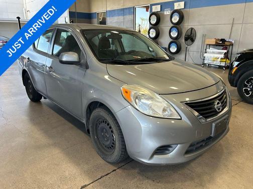Magnetic Gray Metallic 2014 Nissan Versa 1.6 SV
