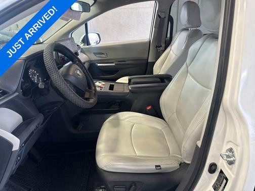 Ice Cap 2023 Toyota Sienna LE