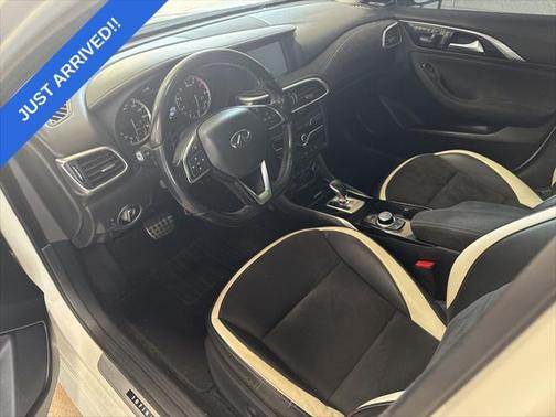 2017 INFINITI QX30 Sport