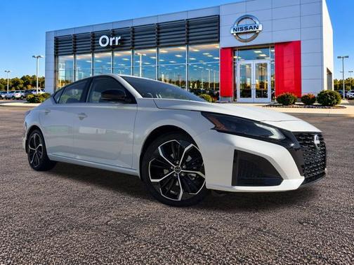 Pearl White Tri-Coat 2026 Nissan Altima SR