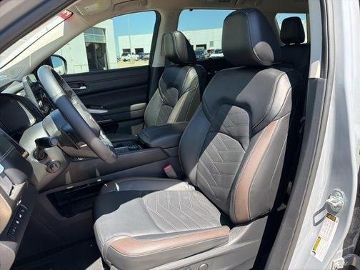 2t Gry Blk Roof 2024 Nissan Pathfinder Platinum