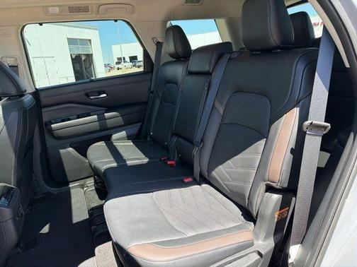 2t Gry Blk Roof 2024 Nissan Pathfinder Platinum