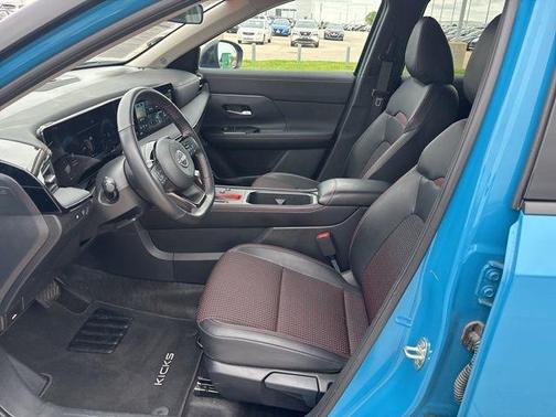 2t Ice Blk Roof 2025 Nissan Kicks SR