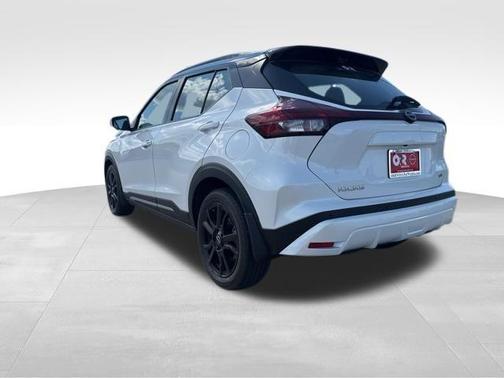 Aspen White / Super Black 2024 Nissan Kicks SR