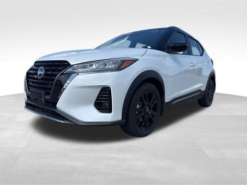 Aspen White / Super Black 2024 Nissan Kicks SR