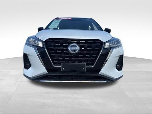 Aspen White / Super Black 2024 Nissan Kicks SR