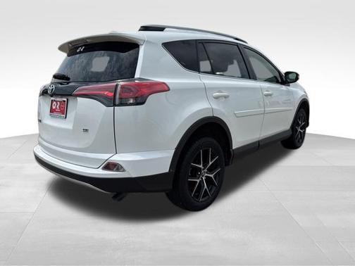 Super White 2018 Toyota RAV4 SE