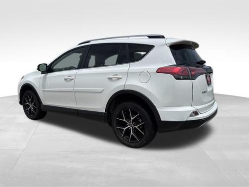 Super White 2018 Toyota RAV4 SE