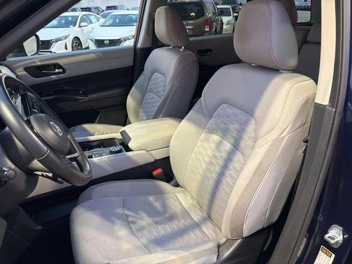 2022 Nissan Pathfinder SV