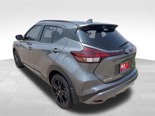 Gun Metallic 2024 Nissan Kicks SR