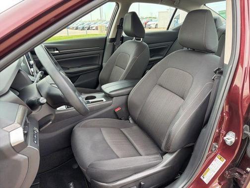 Garnet Pearl Me 2025 Nissan Altima SV
