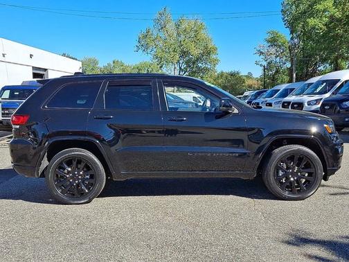 2022 Jeep Grand Cherokee LAREDO