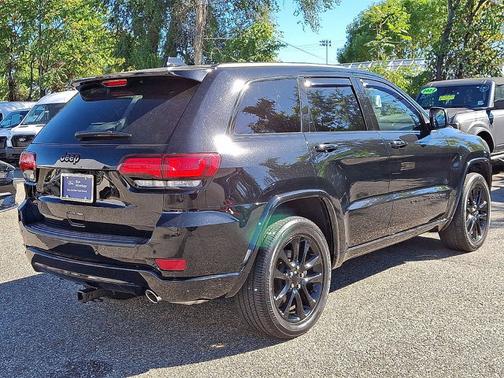 2022 Jeep Grand Cherokee LAREDO