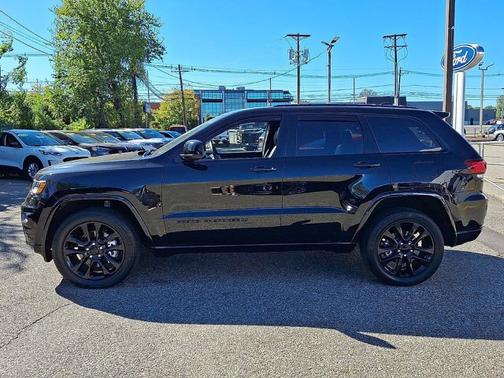 2022 Jeep Grand Cherokee LAREDO