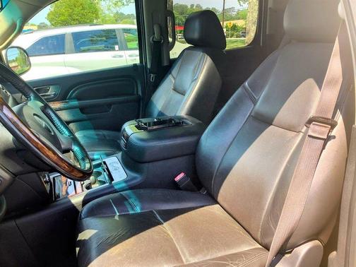 White 2013 GMC Yukon XL 1500 Denali