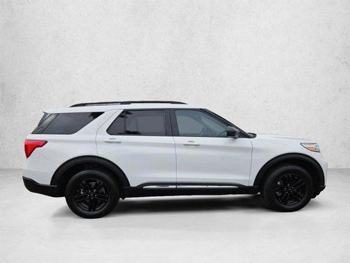 White 2022 Ford Explorer XLT