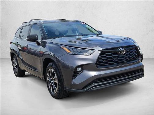 Magnetic Gray Metallic 2023 Toyota Highlander XLE