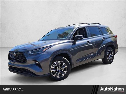 Magnetic Gray Metallic 2023 Toyota Highlander XLE