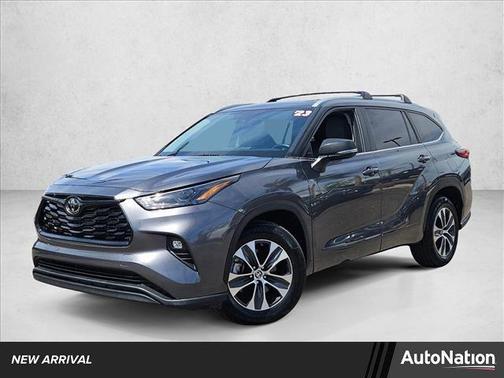 Magnetic Gray Metallic 2023 Toyota Highlander XLE