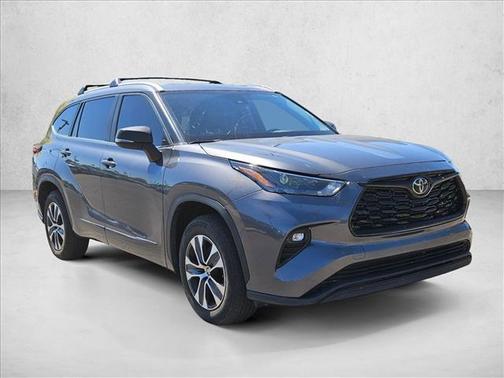 Magnetic Gray Metallic 2023 Toyota Highlander XLE