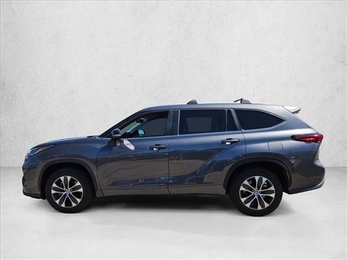 Magnetic Gray Metallic 2023 Toyota Highlander XLE
