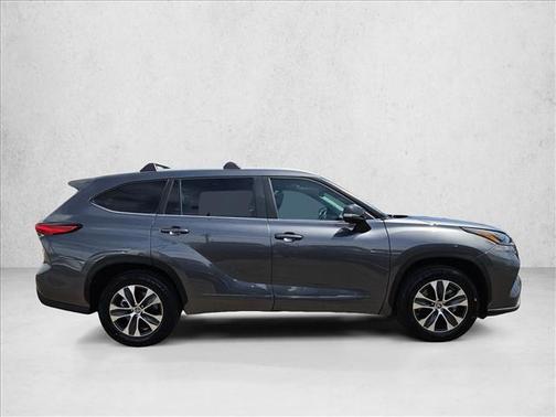 Magnetic Gray Metallic 2023 Toyota Highlander XLE