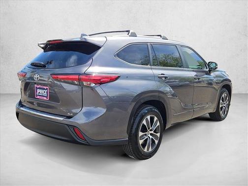 Magnetic Gray Metallic 2023 Toyota Highlander XLE