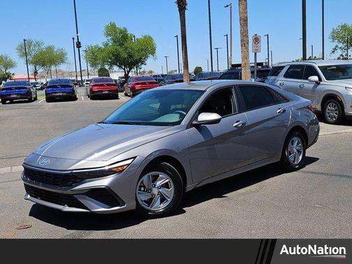2024 Hyundai ELANTRA SE