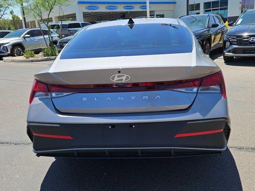 2024 Hyundai ELANTRA SE